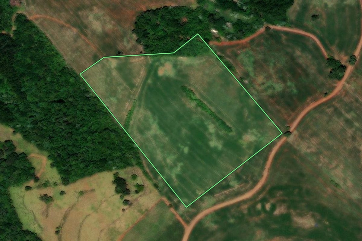 Imagem de satélite do imóvel rural em Quedas do Iguaçu (PR), com o contorno declarado no CAR desenhado por cima.