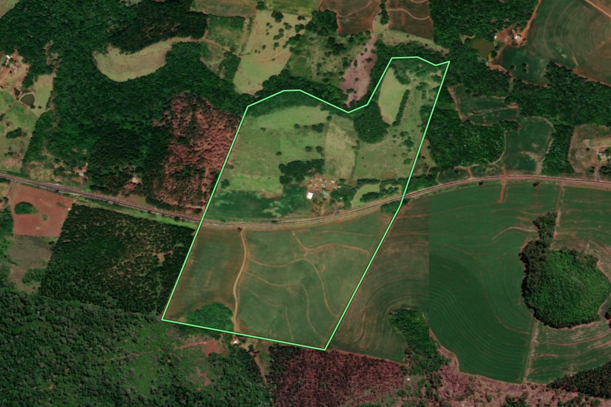 Imagem de satélite do imóvel rural em Quedas do Iguaçu (PR), com o contorno declarado no CAR desenhado por cima.