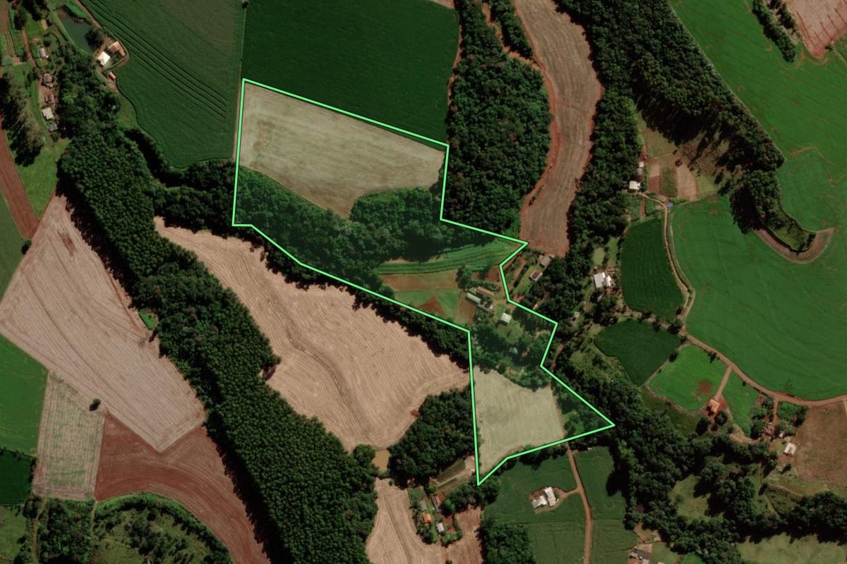 Imagem de satélite do imóvel rural em Quedas do Iguaçu (PR), com o contorno declarado no CAR desenhado por cima.