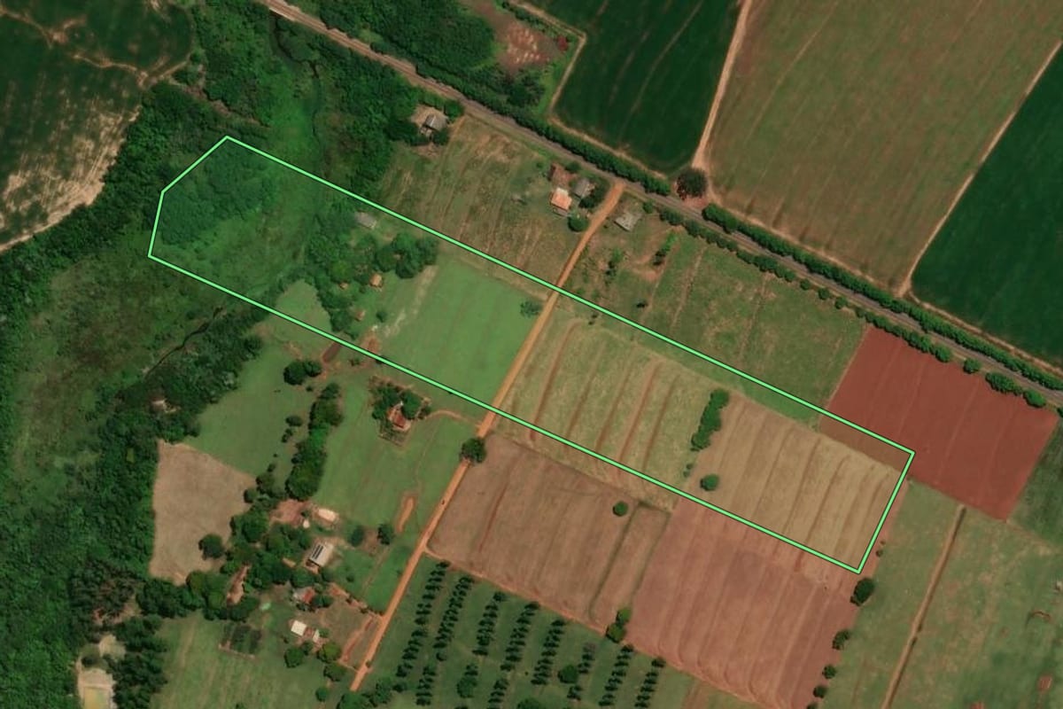 Imagem de satélite do imóvel rural em Querência do Norte (PR), com o contorno declarado no CAR desenhado por cima.