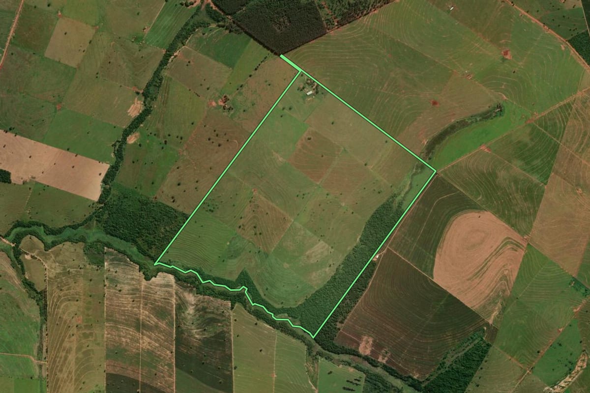 Imagem de satélite do imóvel rural em Querência do Norte (PR), com o contorno declarado no CAR desenhado por cima.