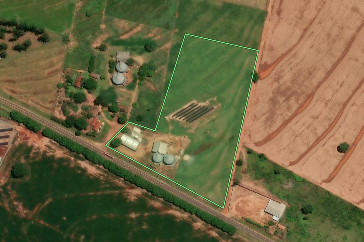 Imagem de satélite do imóvel rural em Querência do Norte (PR), com o contorno declarado no CAR desenhado por cima.