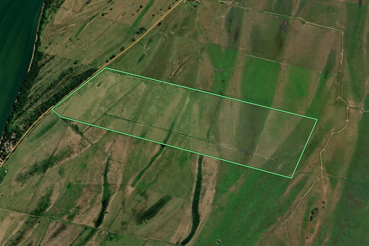 Imagem de satélite do imóvel rural em Querência do Norte (PR), com o contorno declarado no CAR desenhado por cima.
