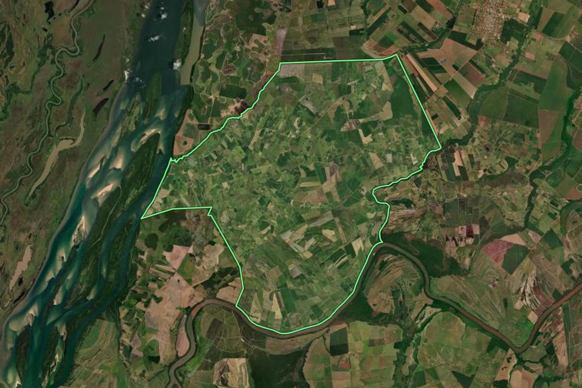 Imagem de satélite do imóvel rural em Querência do Norte (PR), com o contorno declarado no CAR desenhado por cima.