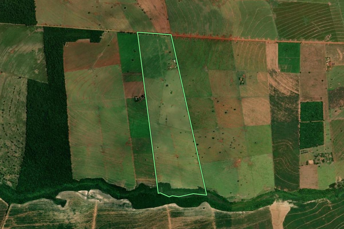 Imagem de satélite do imóvel rural em Querência do Norte (PR), com o contorno declarado no CAR desenhado por cima.