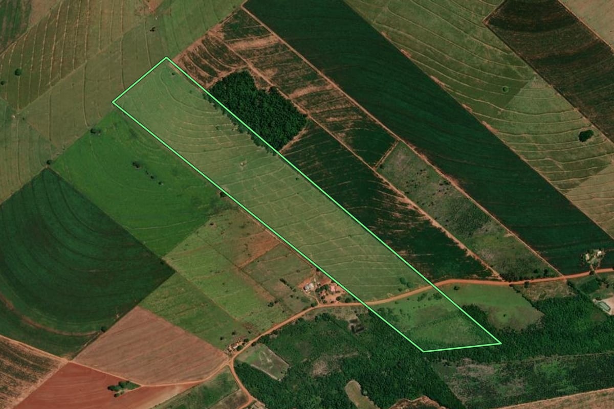 Imagem de satélite do imóvel rural em Querência do Norte (PR), com o contorno declarado no CAR desenhado por cima.