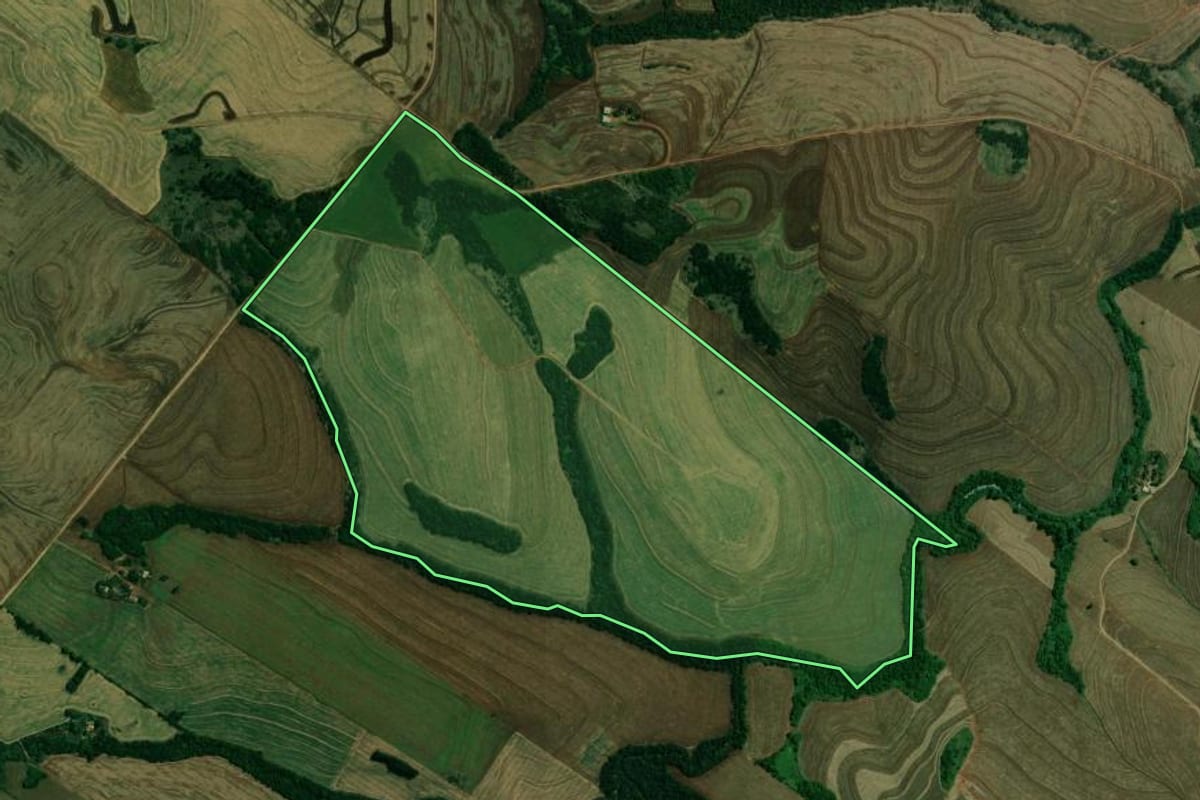 Imagem de satélite do imóvel rural em Quinta do Sol (PR), com o contorno declarado no CAR desenhado por cima.