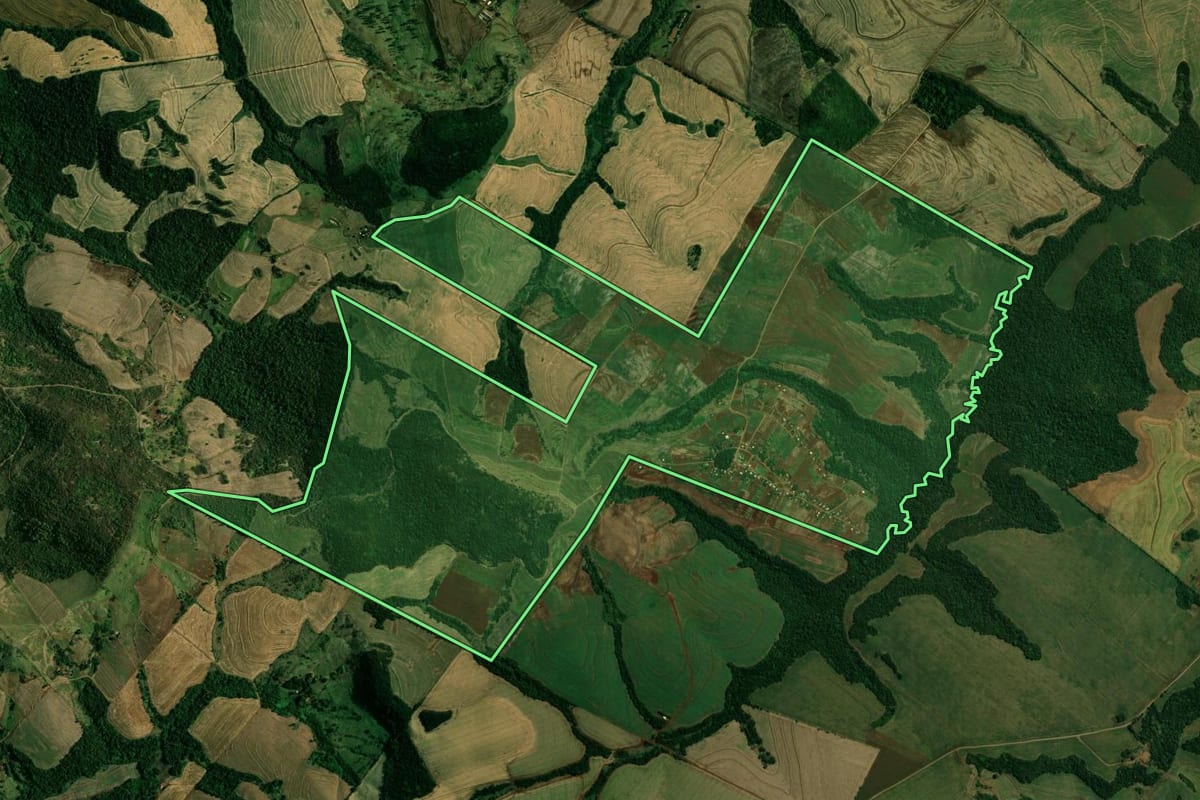 Imagem de satélite do imóvel rural em Quinta do Sol (PR), com o contorno declarado no CAR desenhado por cima.