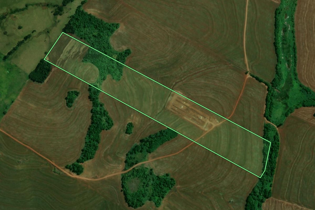 Imagem de satélite do imóvel rural em Quinta do Sol (PR), com o contorno declarado no CAR desenhado por cima.