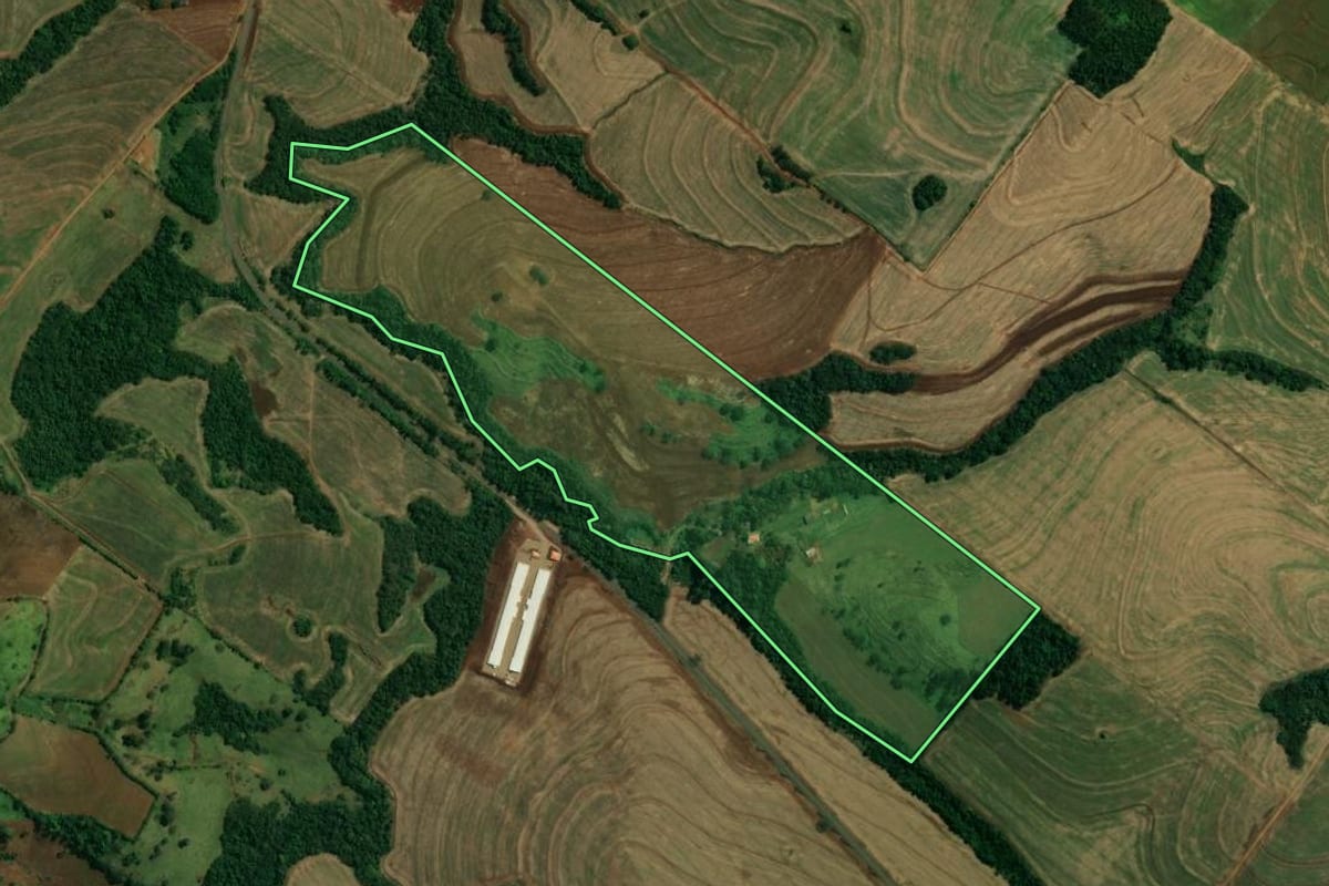 Imagem de satélite do imóvel rural em Quinta do Sol (PR), com o contorno declarado no CAR desenhado por cima.