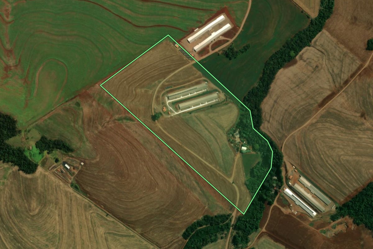 Imagem de satélite do imóvel rural em Quinta do Sol (PR), com o contorno declarado no CAR desenhado por cima.