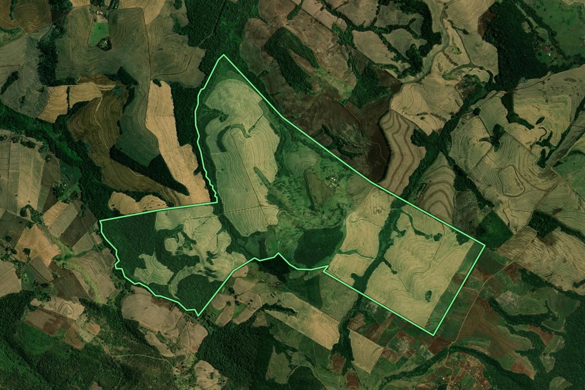 Imagem de satélite do imóvel rural em Quinta do Sol (PR), com o contorno declarado no CAR desenhado por cima.