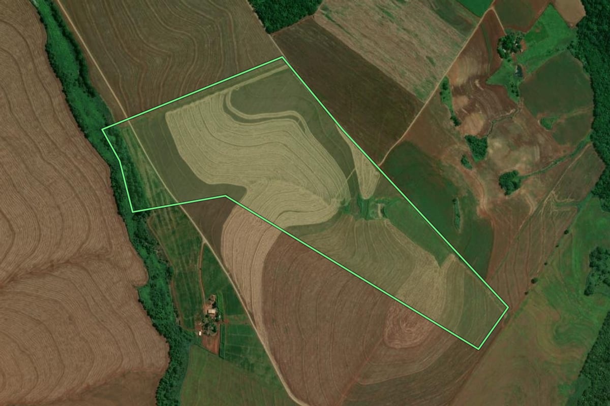 Imagem de satélite do imóvel rural em Quinta do Sol (PR), com o contorno declarado no CAR desenhado por cima.