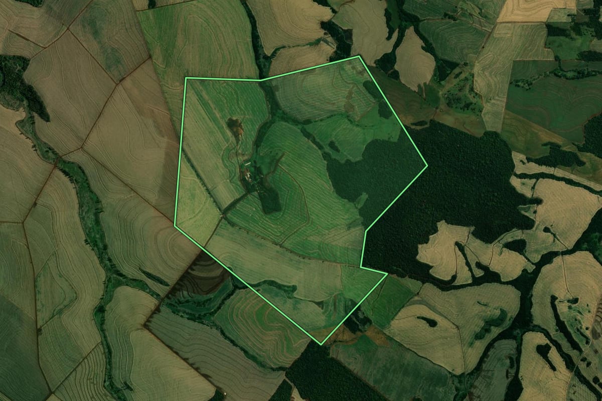 Imagem de satélite do imóvel rural em Quinta do Sol (PR), com o contorno declarado no CAR desenhado por cima.