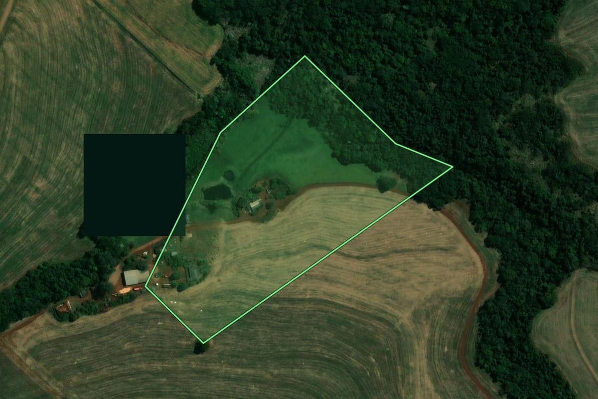 Imagem de satélite do imóvel rural em Quinta do Sol (PR), com o contorno declarado no CAR desenhado por cima.