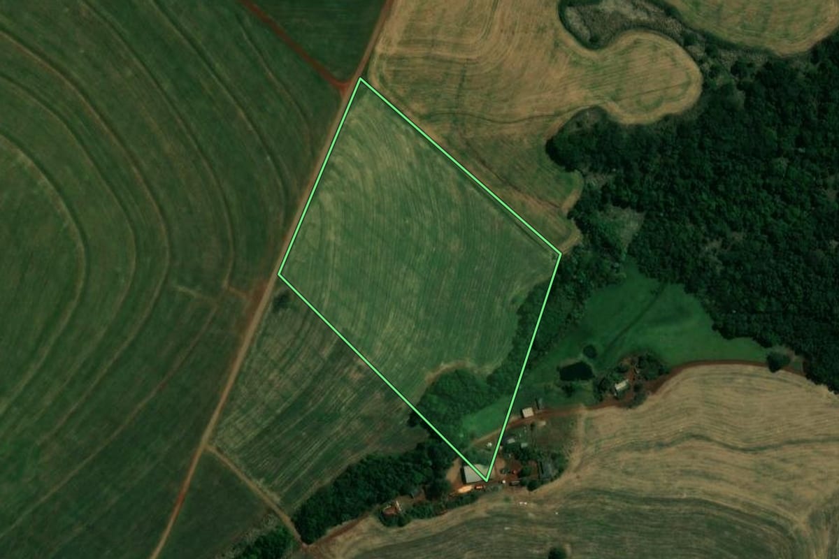 Imagem de satélite do imóvel rural em Quinta do Sol (PR), com o contorno declarado no CAR desenhado por cima.