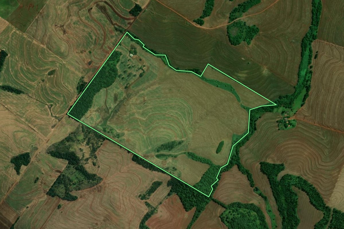 Imagem de satélite do imóvel rural em Quinta do Sol (PR), com o contorno declarado no CAR desenhado por cima.