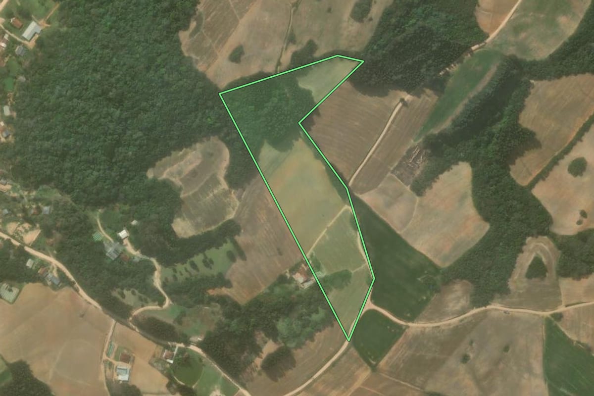 Imagem de satélite do imóvel rural em Quitandinha (PR), com o contorno declarado no CAR desenhado por cima.