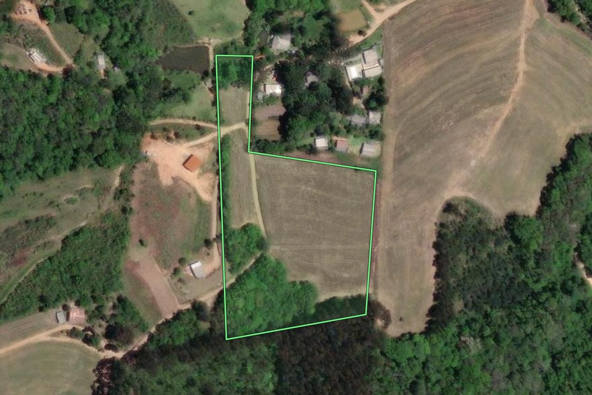Imagem de satélite do imóvel rural em Quitandinha (PR), com o contorno declarado no CAR desenhado por cima.
