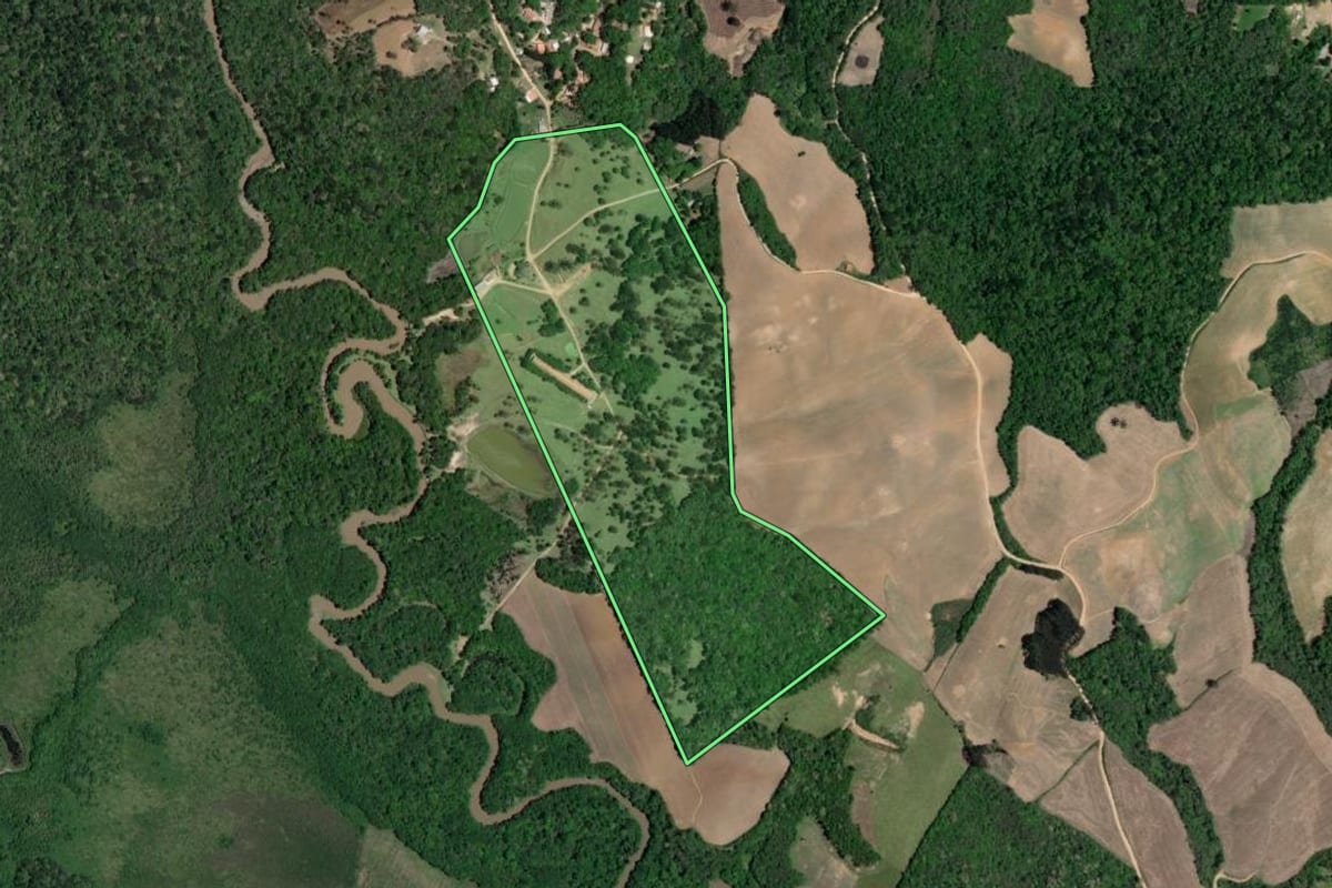 Imagem de satélite do imóvel rural em Quitandinha (PR), com o contorno declarado no CAR desenhado por cima.