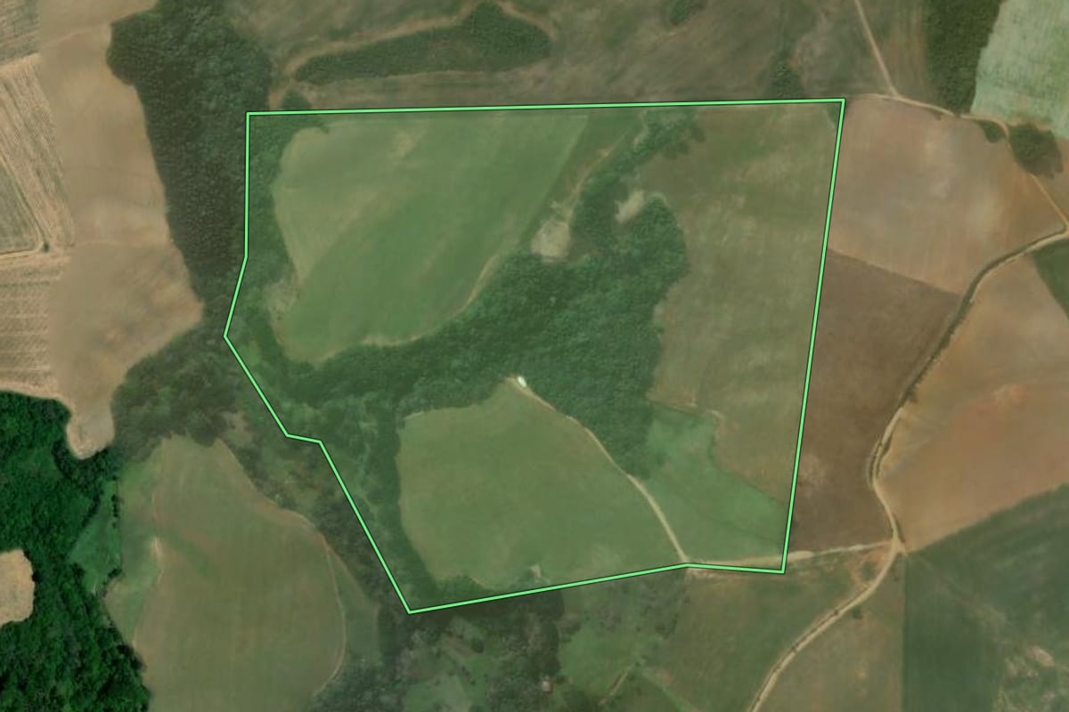 Imagem de satélite do imóvel rural em Quitandinha (PR), com o contorno declarado no CAR desenhado por cima.
