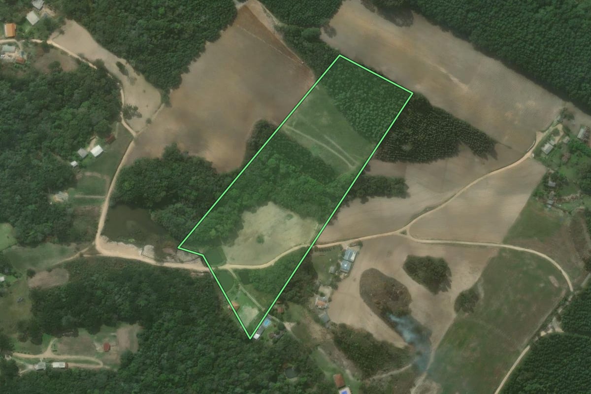 Imagem de satélite do imóvel rural em Quitandinha (PR), com o contorno declarado no CAR desenhado por cima.