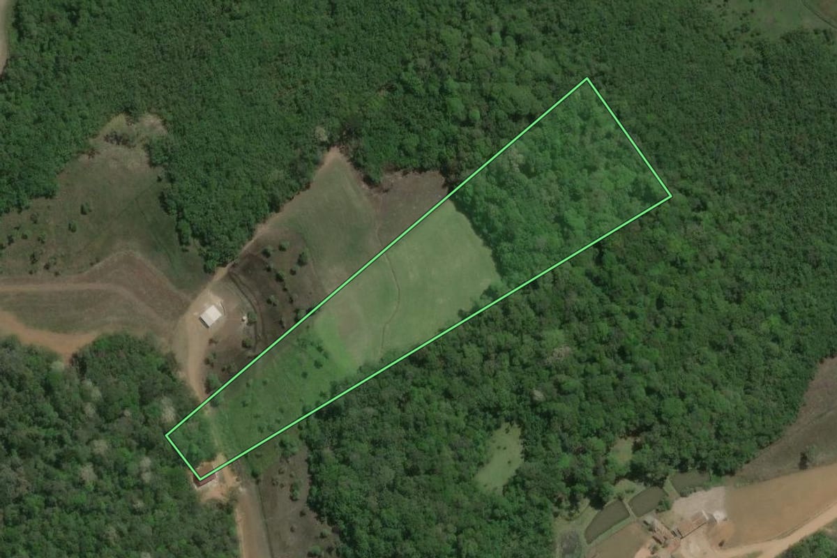 Imagem de satélite do imóvel rural em Quitandinha (PR), com o contorno declarado no CAR desenhado por cima.