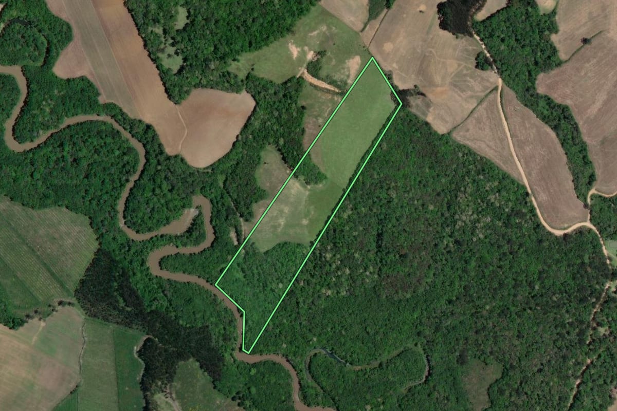 Imagem de satélite do imóvel rural em Quitandinha (PR), com o contorno declarado no CAR desenhado por cima.