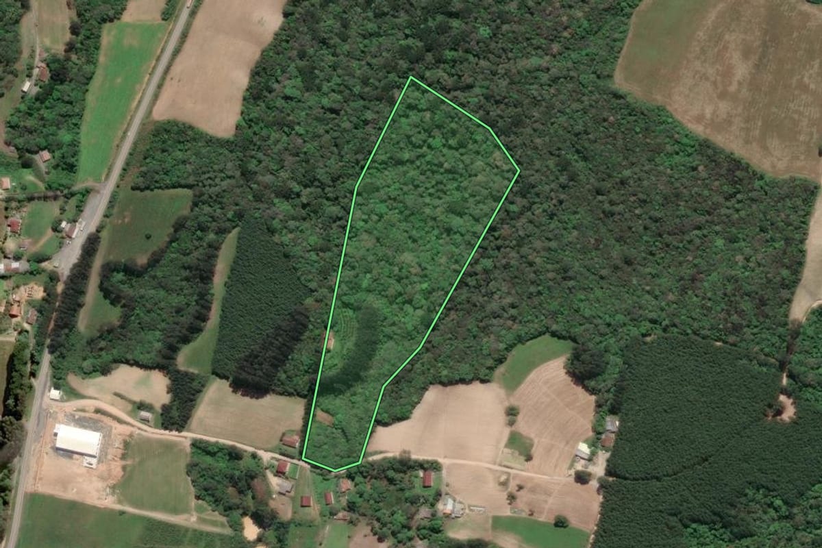 Imagem de satélite do imóvel rural em Quitandinha (PR), com o contorno declarado no CAR desenhado por cima.