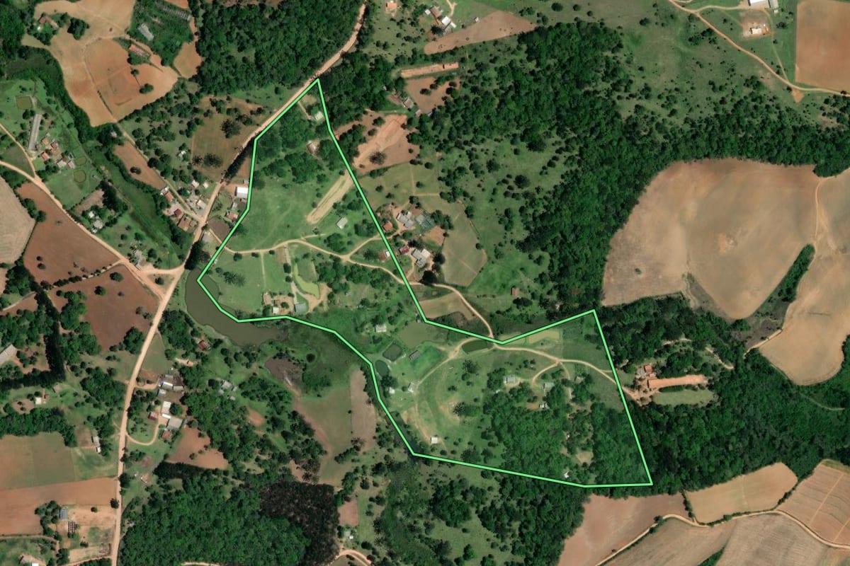 Imagem de satélite do imóvel rural em Quitandinha (PR), com o contorno declarado no CAR desenhado por cima.
