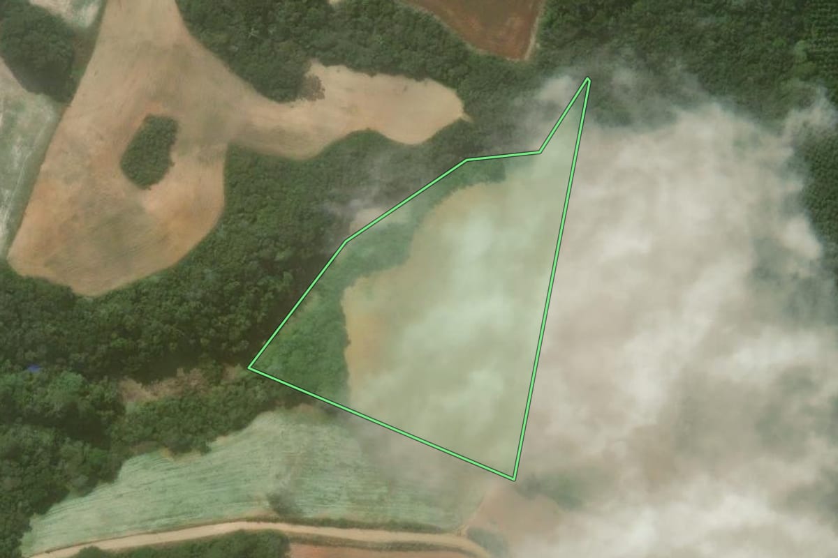 Imagem de satélite do imóvel rural em Quitandinha (PR), com o contorno declarado no CAR desenhado por cima.