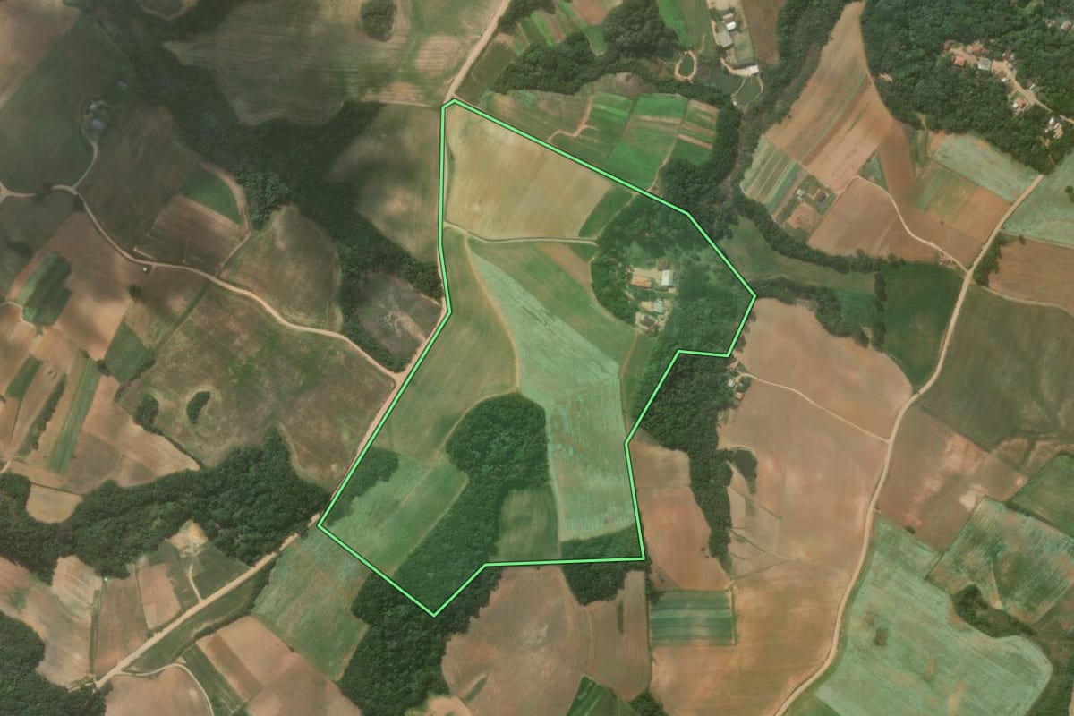 Imagem de satélite do imóvel rural em Quitandinha (PR), com o contorno declarado no CAR desenhado por cima.