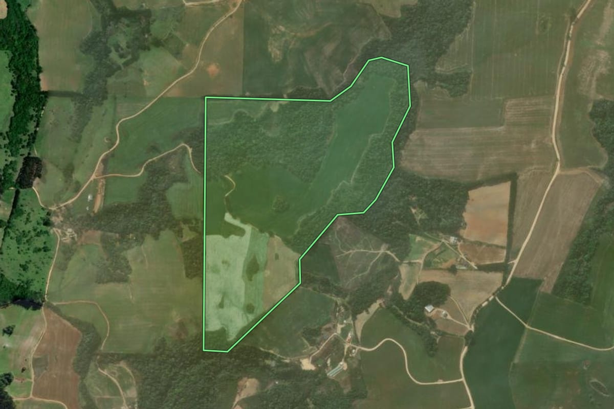 Imagem de satélite do imóvel rural em Quitandinha (PR), com o contorno declarado no CAR desenhado por cima.