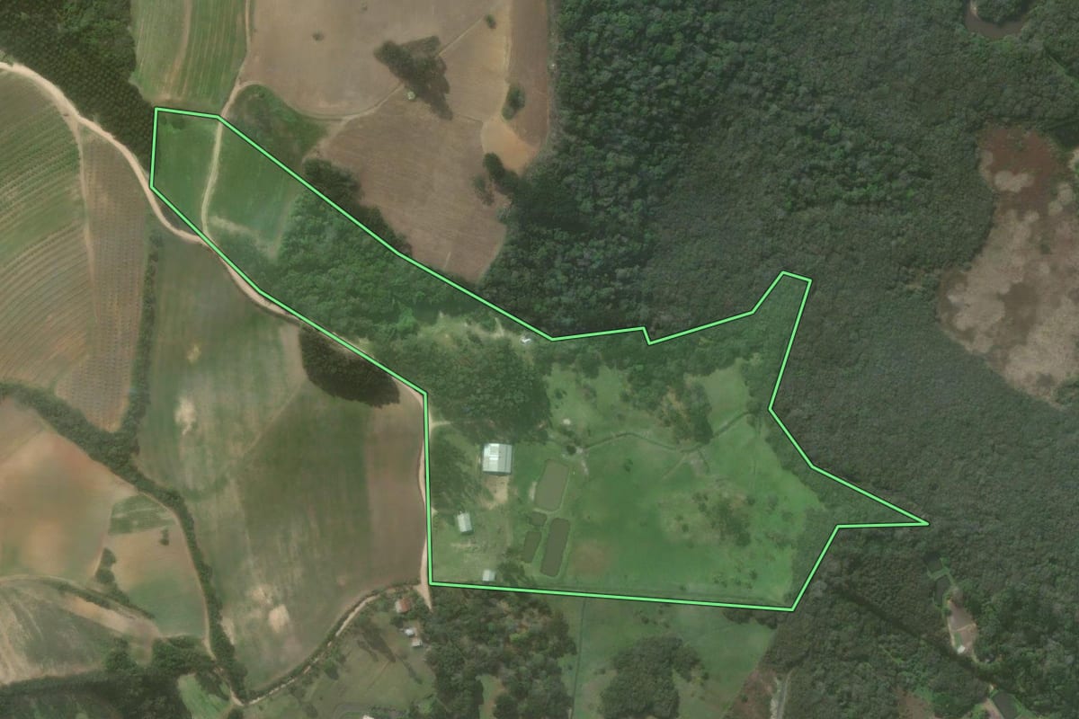 Imagem de satélite do imóvel rural em Quitandinha (PR), com o contorno declarado no CAR desenhado por cima.