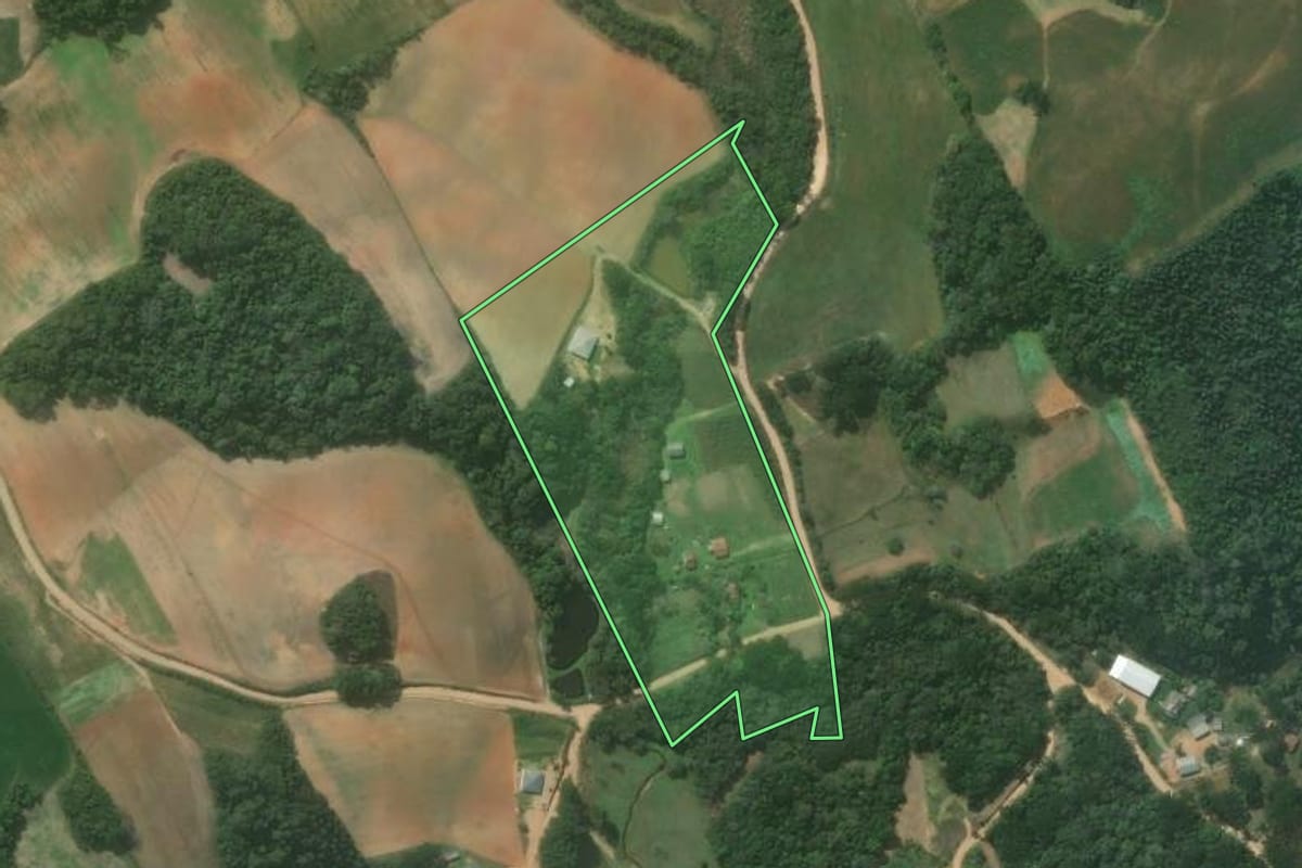 Imagem de satélite do imóvel rural em Quitandinha (PR), com o contorno declarado no CAR desenhado por cima.