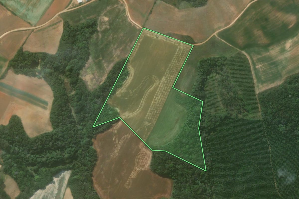 Imagem de satélite do imóvel rural em Quitandinha (PR), com o contorno declarado no CAR desenhado por cima.