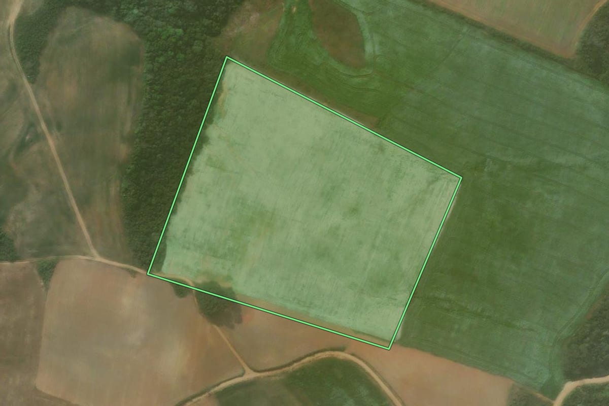 Imagem de satélite do imóvel rural em Quitandinha (PR), com o contorno declarado no CAR desenhado por cima.