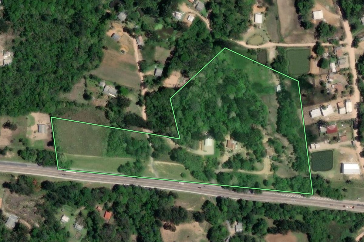 Imagem de satélite do imóvel rural em Quitandinha (PR), com o contorno declarado no CAR desenhado por cima.