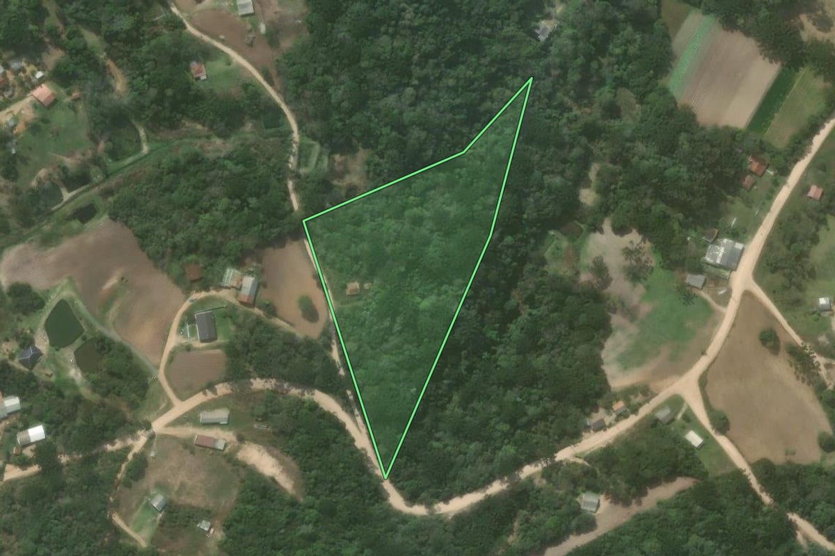 Imagem de satélite do imóvel rural em Quitandinha (PR), com o contorno declarado no CAR desenhado por cima.
