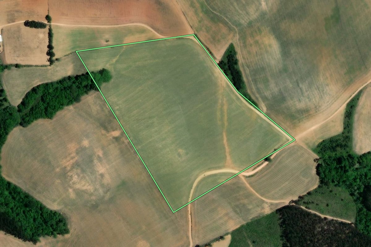 Imagem de satélite do imóvel rural em Quitandinha (PR), com o contorno declarado no CAR desenhado por cima.