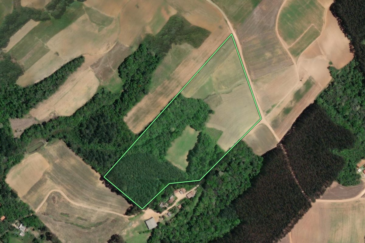 Imagem de satélite do imóvel rural em Quitandinha (PR), com o contorno declarado no CAR desenhado por cima.