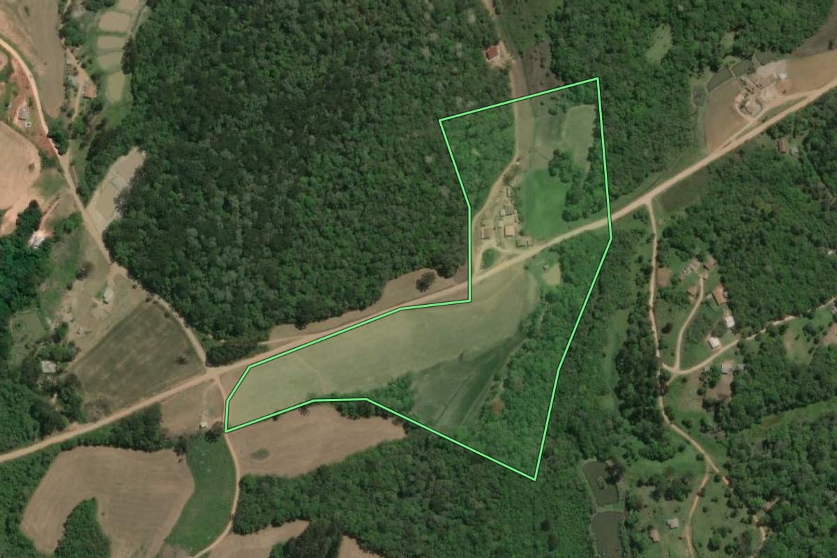 Imagem de satélite do imóvel rural em Quitandinha (PR), com o contorno declarado no CAR desenhado por cima.