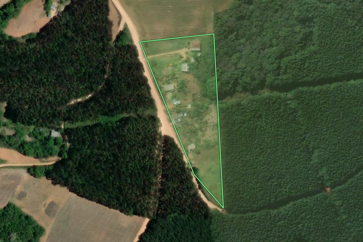 Imagem de satélite do imóvel rural em Quitandinha (PR), com o contorno declarado no CAR desenhado por cima.