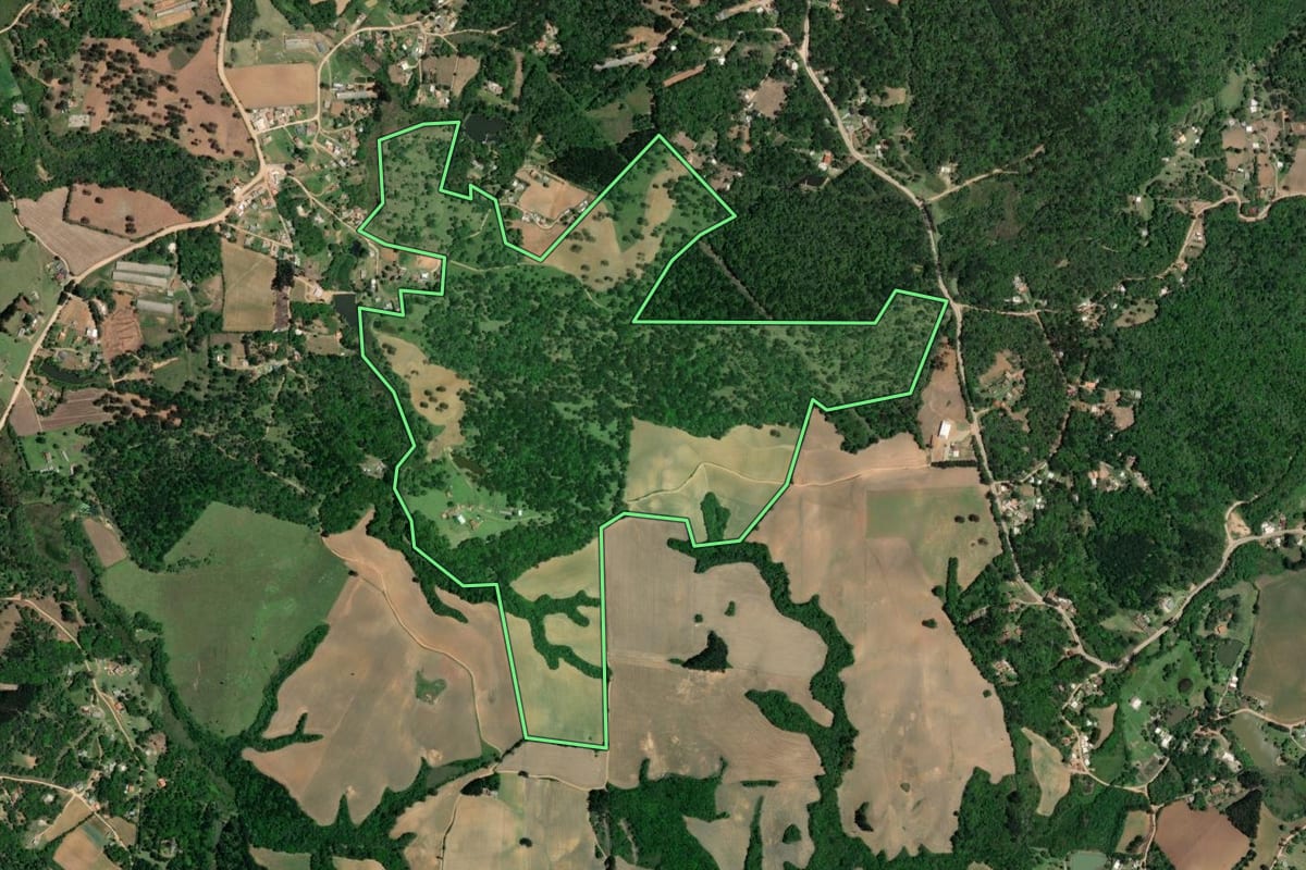 Imagem de satélite do imóvel rural em Quitandinha (PR), com o contorno declarado no CAR desenhado por cima.