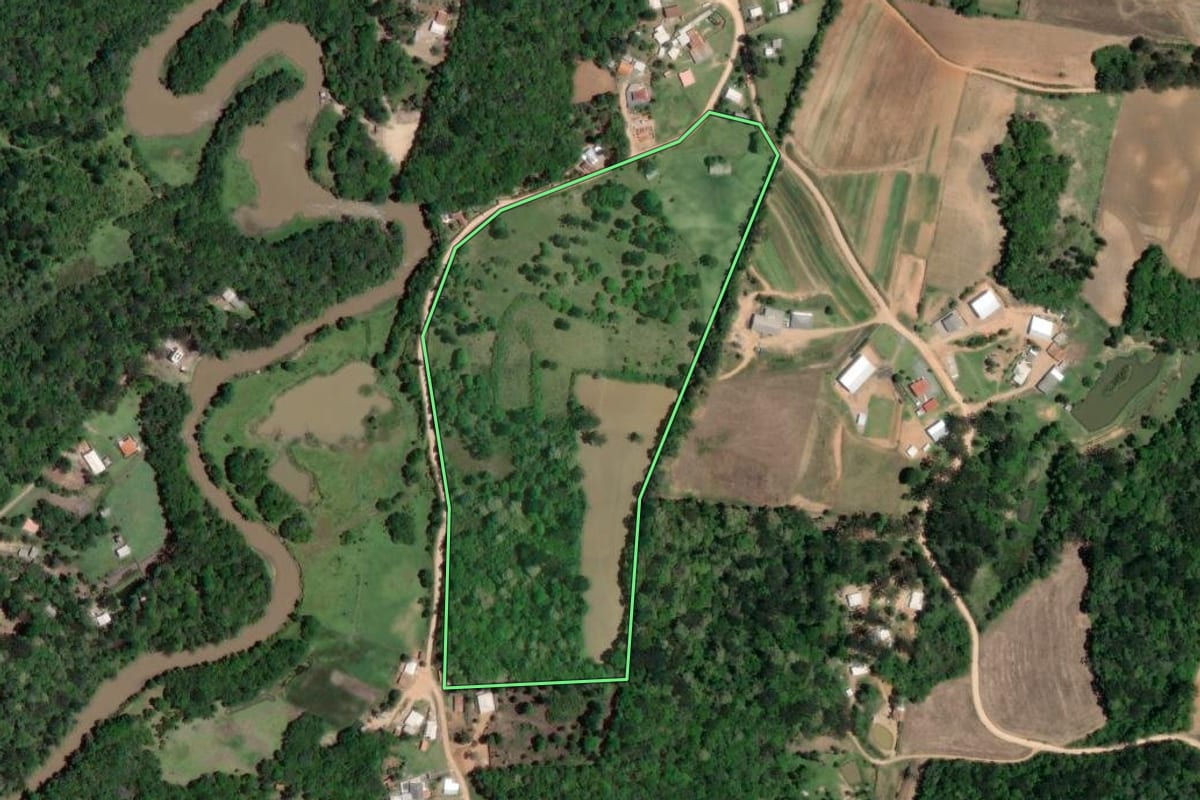 Imagem de satélite do imóvel rural em Quitandinha (PR), com o contorno declarado no CAR desenhado por cima.