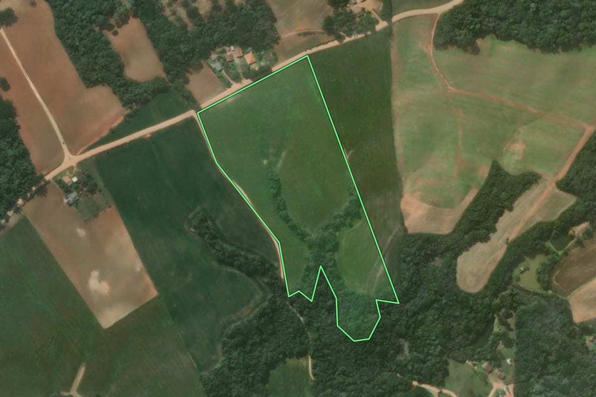 Imagem de satélite do imóvel rural em Quitandinha (PR), com o contorno declarado no CAR desenhado por cima.