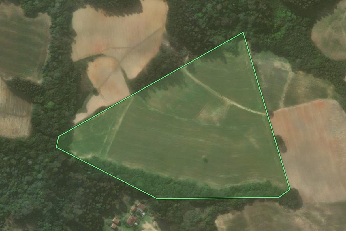 Imagem de satélite do imóvel rural em Quitandinha (PR), com o contorno declarado no CAR desenhado por cima.