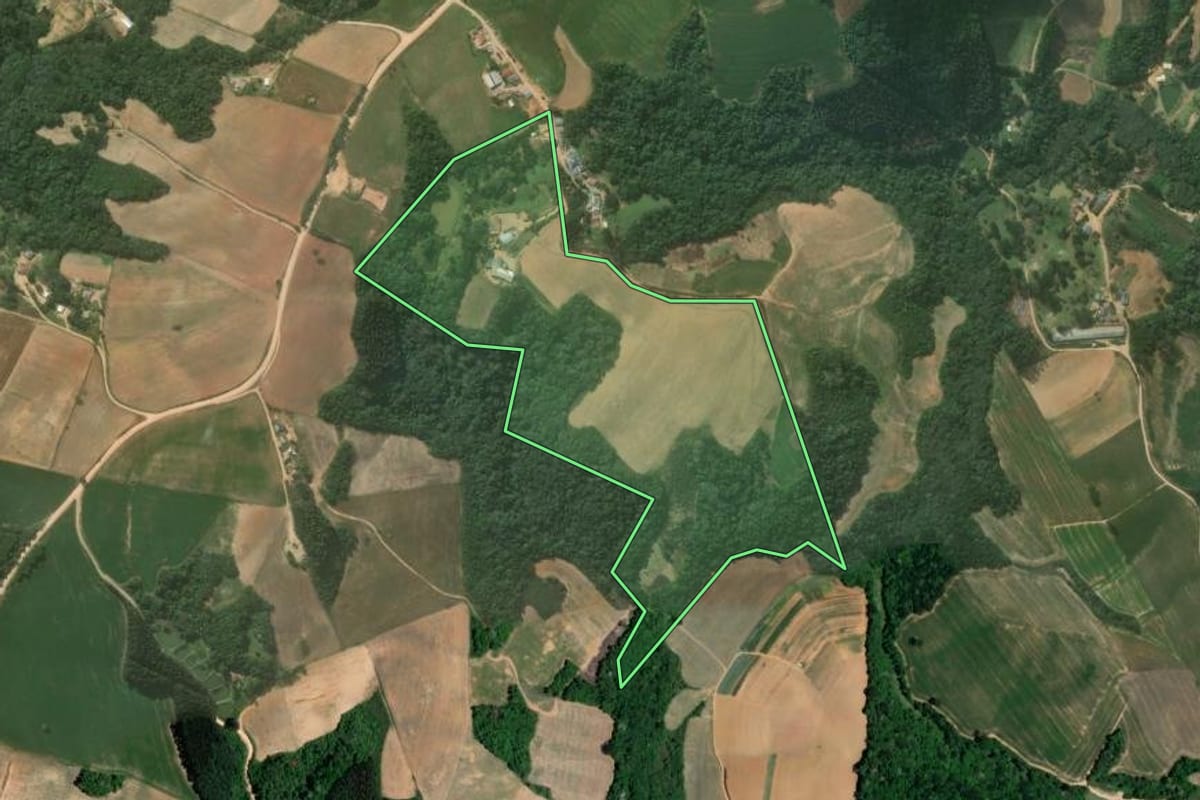 Imagem de satélite do imóvel rural em Quitandinha (PR), com o contorno declarado no CAR desenhado por cima.