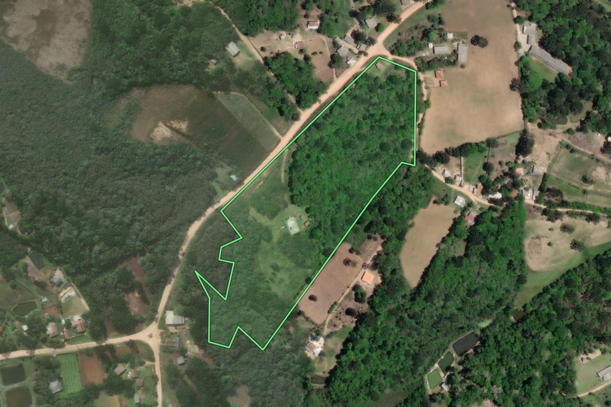 Imagem de satélite do imóvel rural em Quitandinha (PR), com o contorno declarado no CAR desenhado por cima.