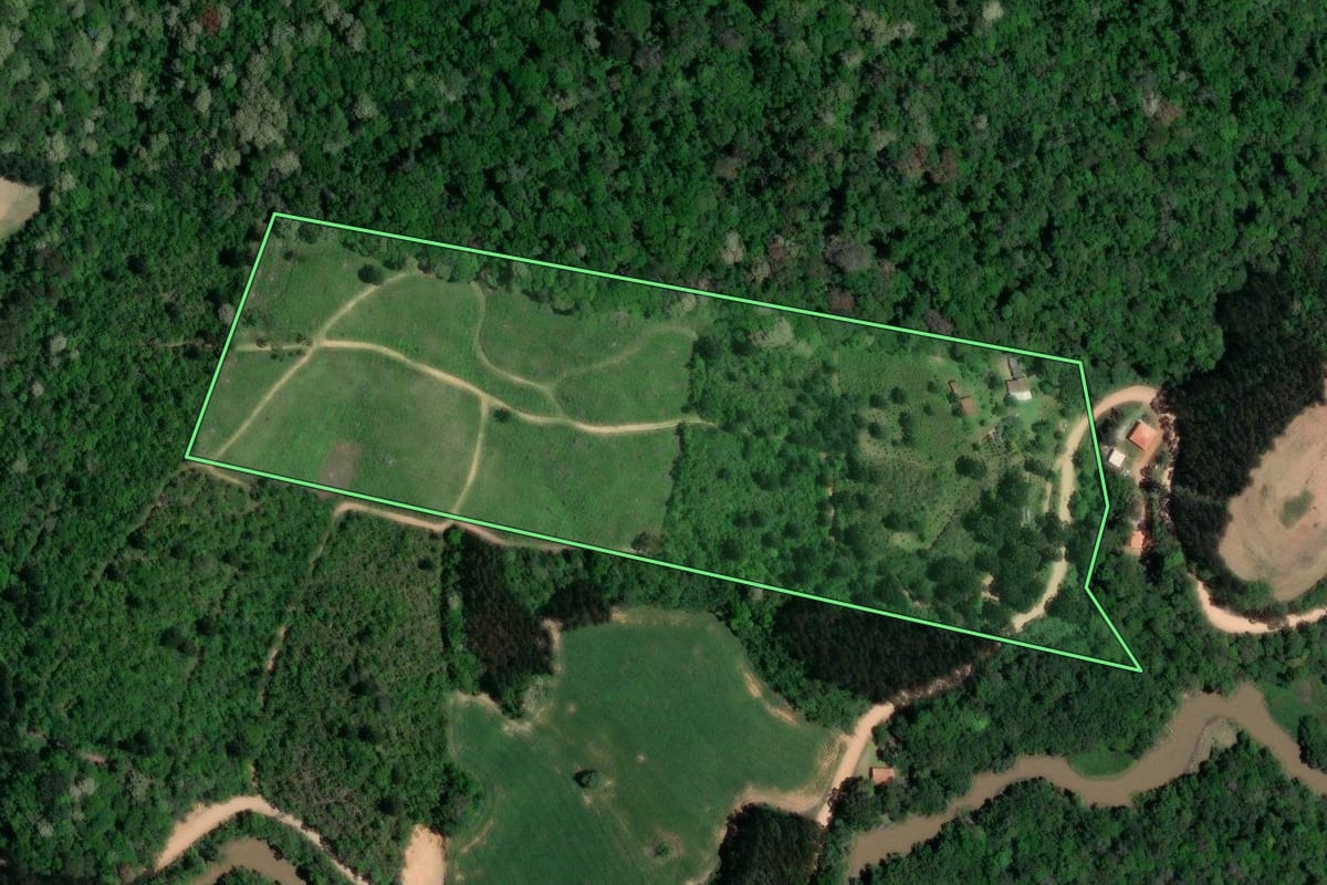 Imagem de satélite do imóvel rural em Quitandinha (PR), com o contorno declarado no CAR desenhado por cima.